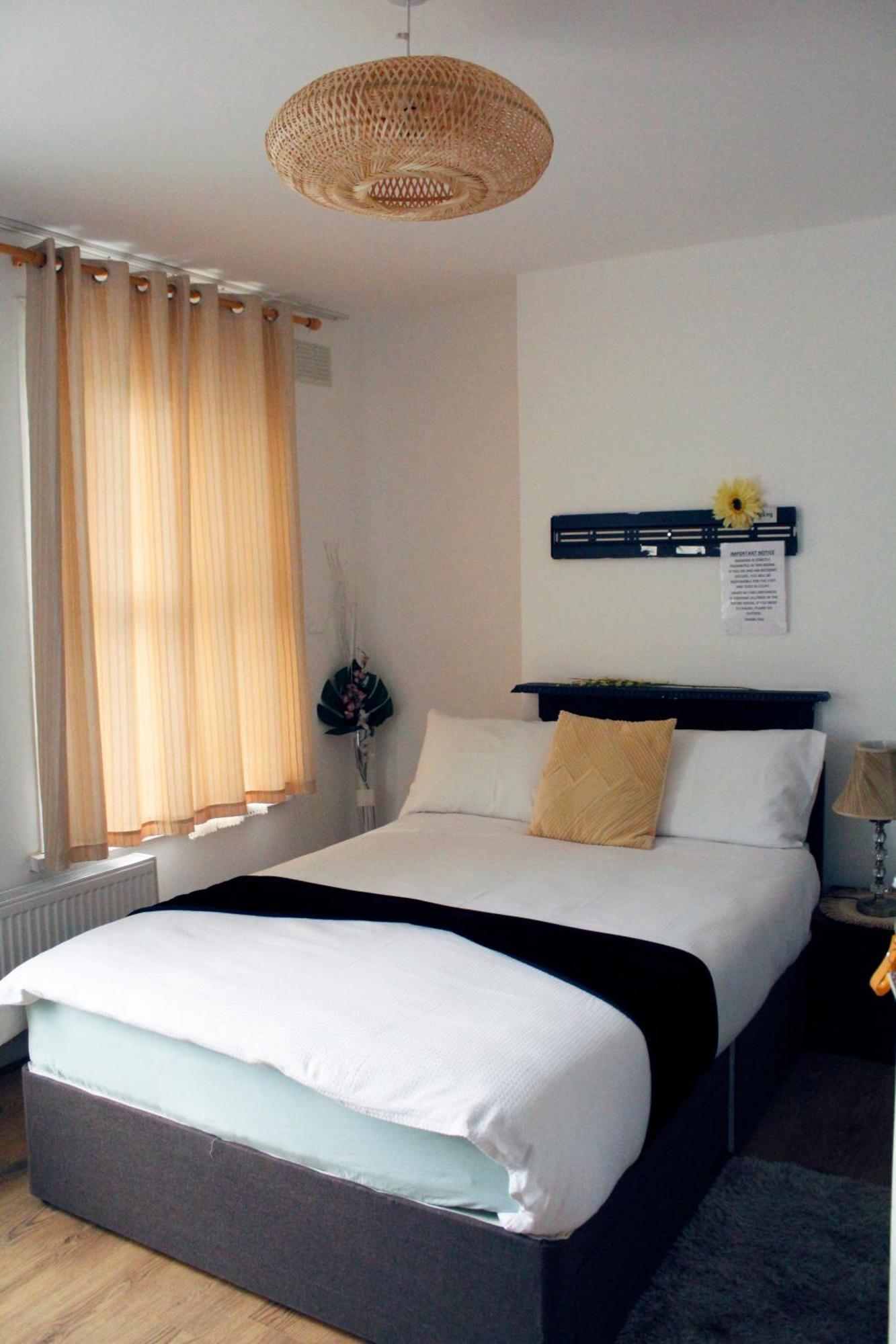 Holiday home Spacious 4-bed House - Sleeps 5 Garden & Parking London