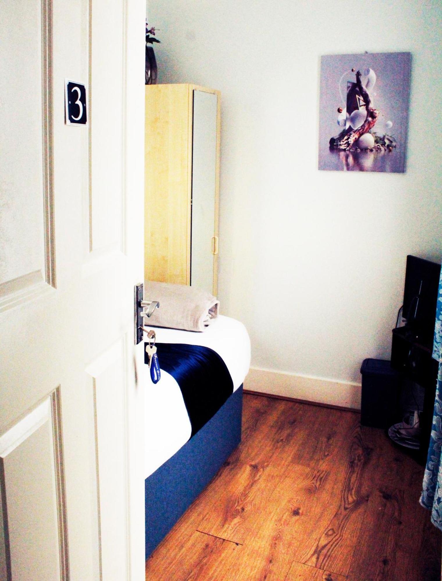 Holiday home Spacious 4-bed House - Sleeps 5 Garden & Parking