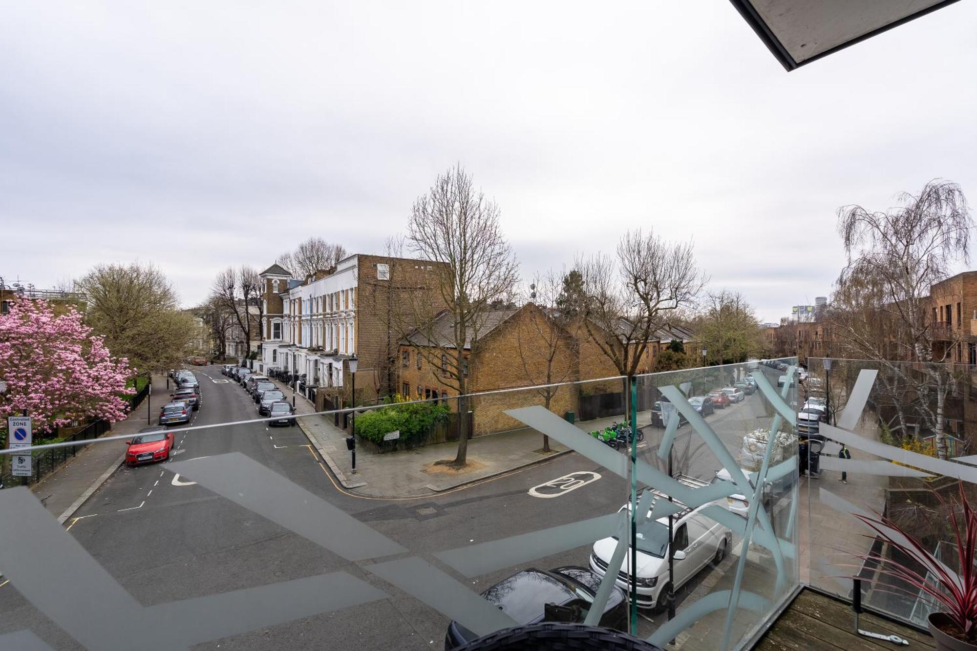 Modern, Stylishly Furnished Apartment, With Wrap Around Balcony In Notting Hill London