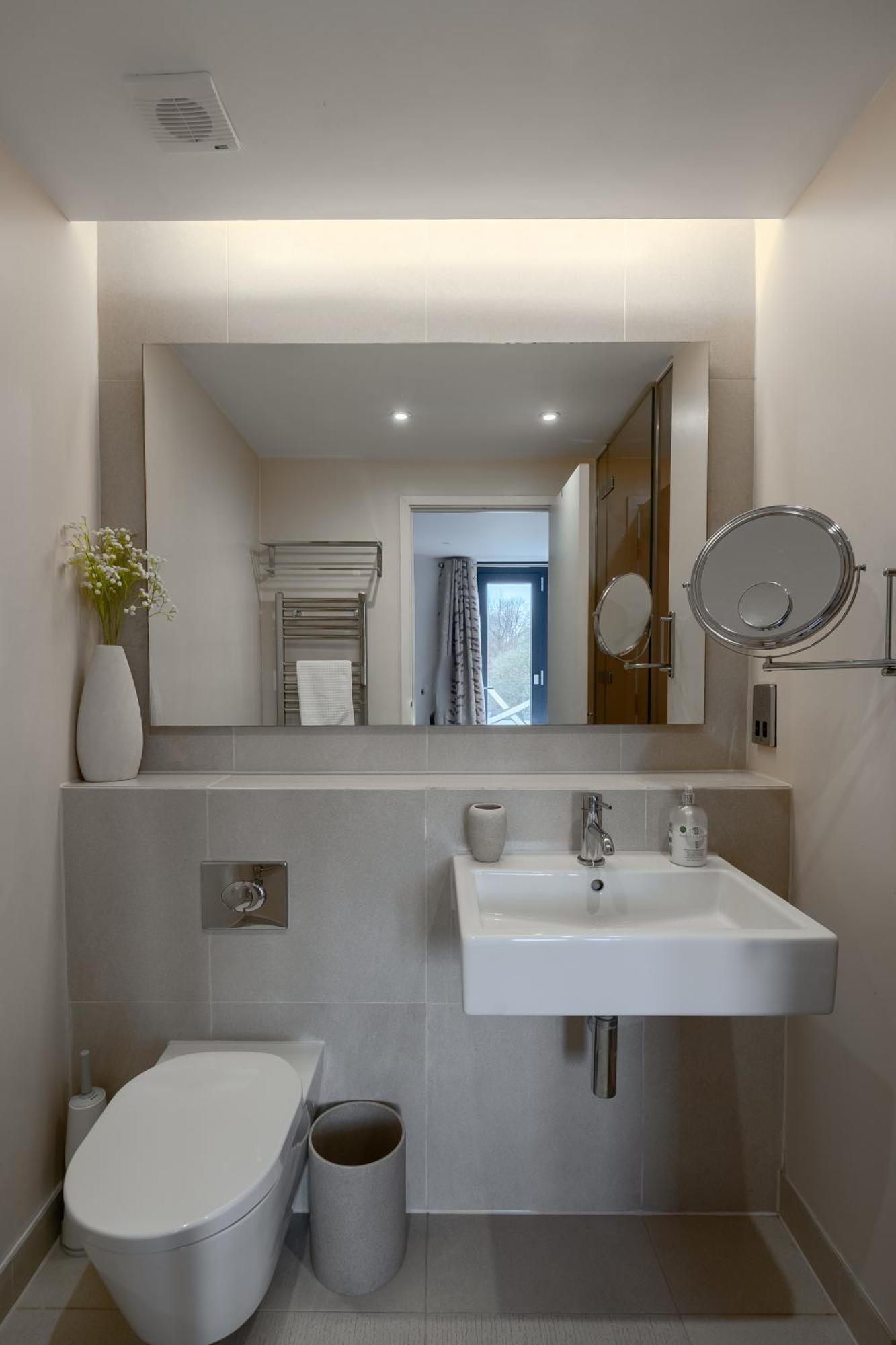 Modern, Stylishly Furnished Apartment, With Wrap Around Balcony In Notting Hill Apartment