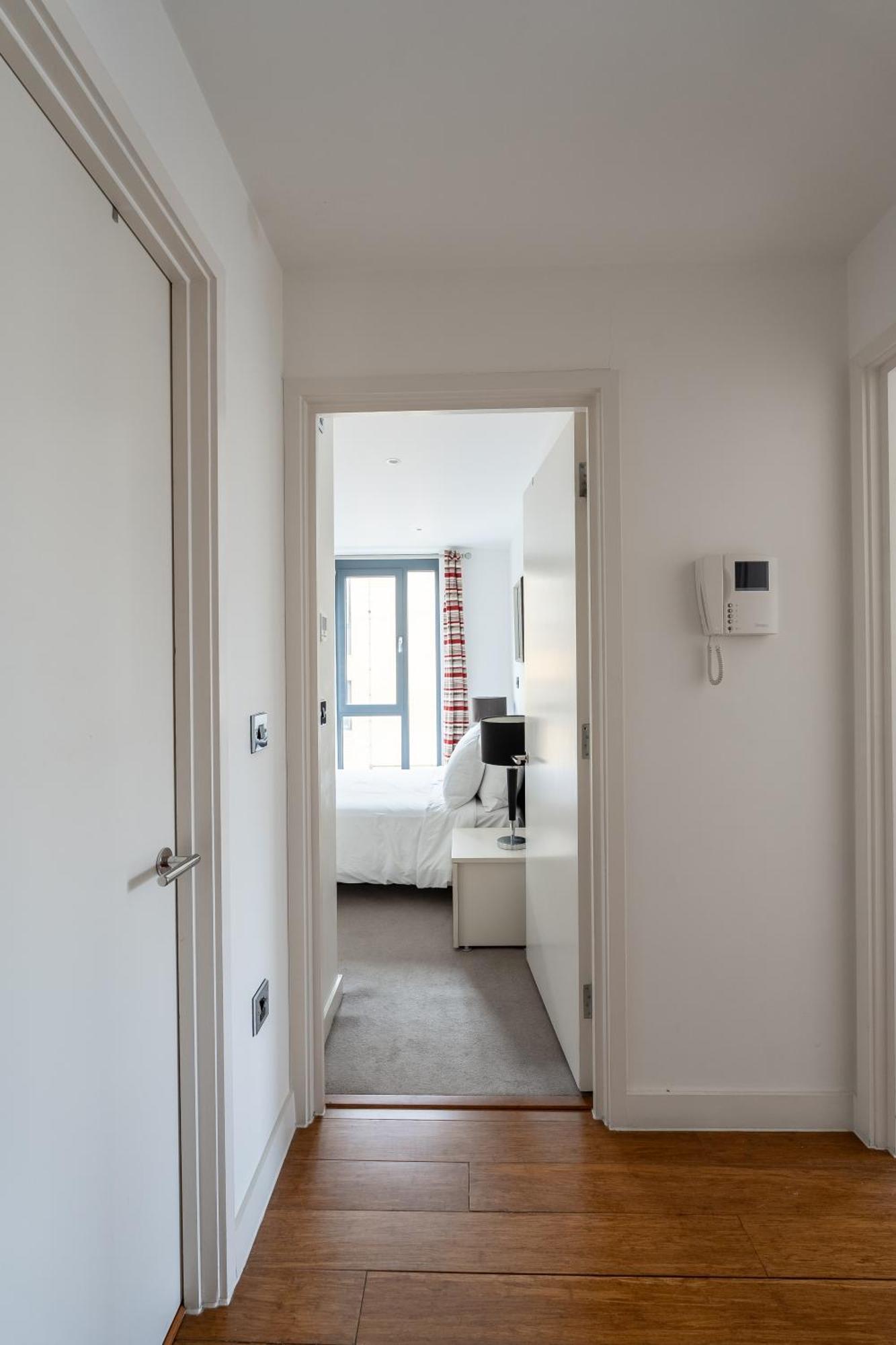 Modern, Stylishly Furnished Apartment, With Wrap Around Balcony In Notting Hill Apartment *