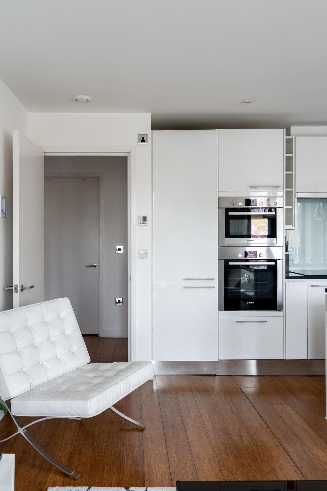 Modern, Stylishly Furnished Apartment, With Wrap Around Balcony In Notting Hill London