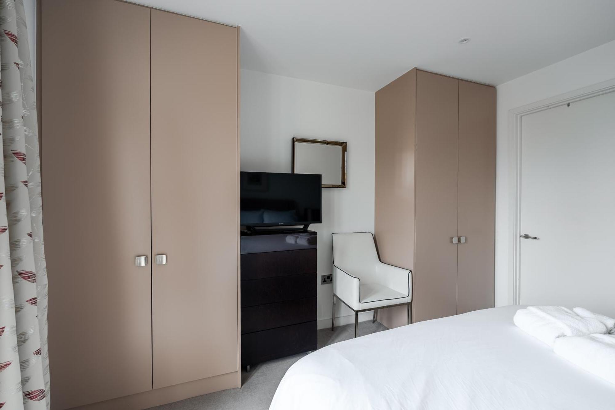 Modern, Stylishly Furnished Apartment, With Wrap Around Balcony In Notting Hill Apartment