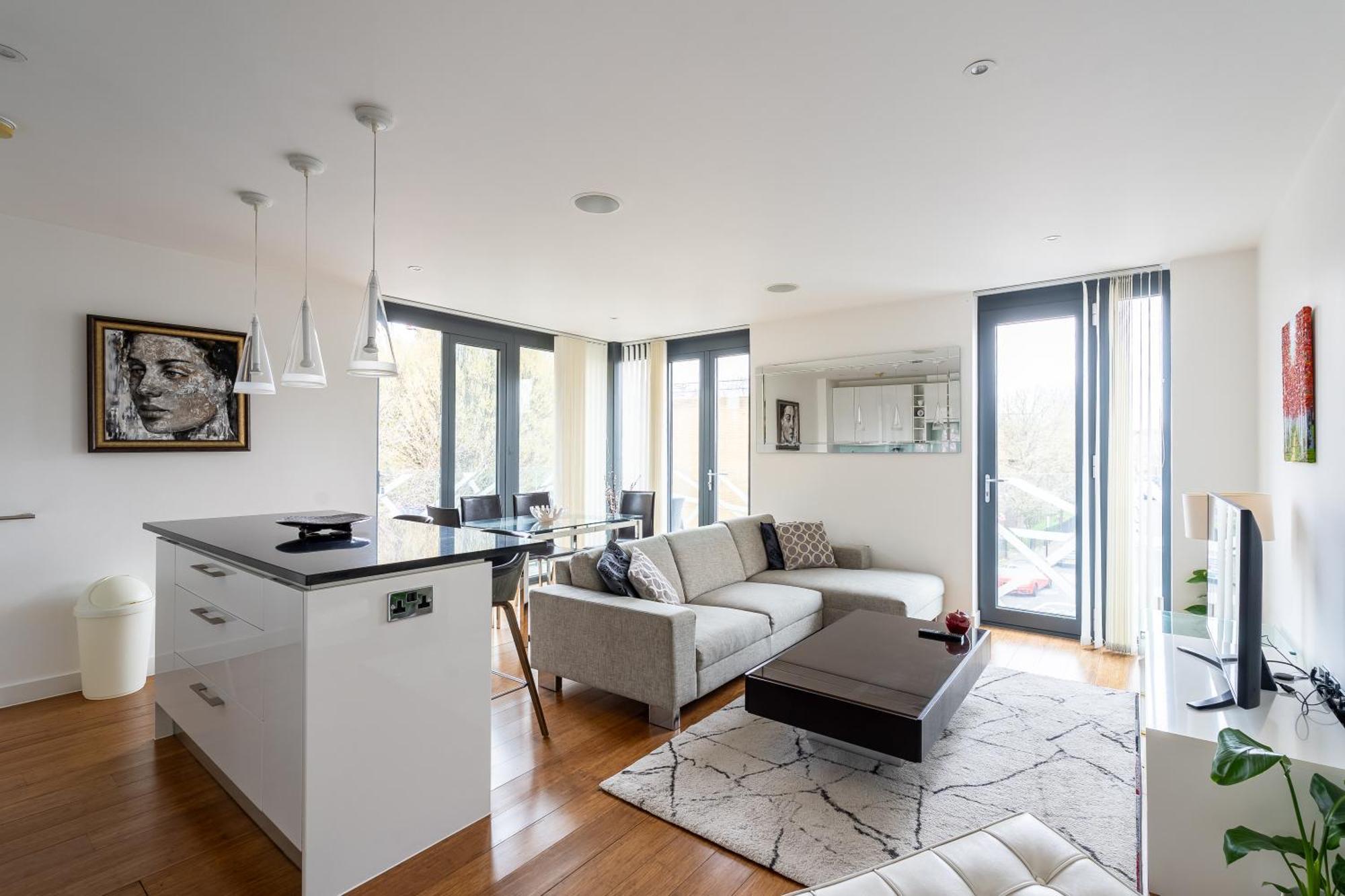 Apartment Modern, Stylishly Furnished Apartment, With Wrap Around Balcony In Notting Hill London