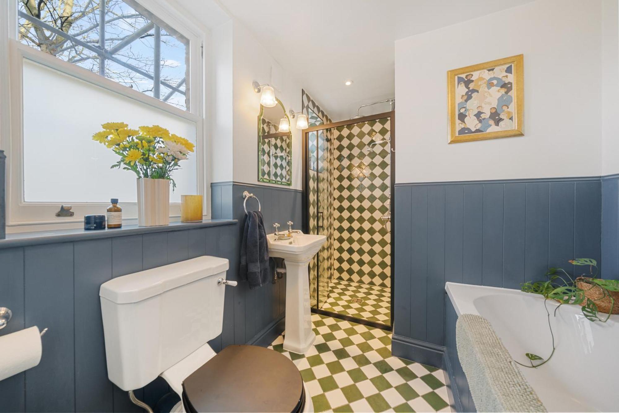 Spacious & Luxurious 2-bedroom Edwardian Apartment London