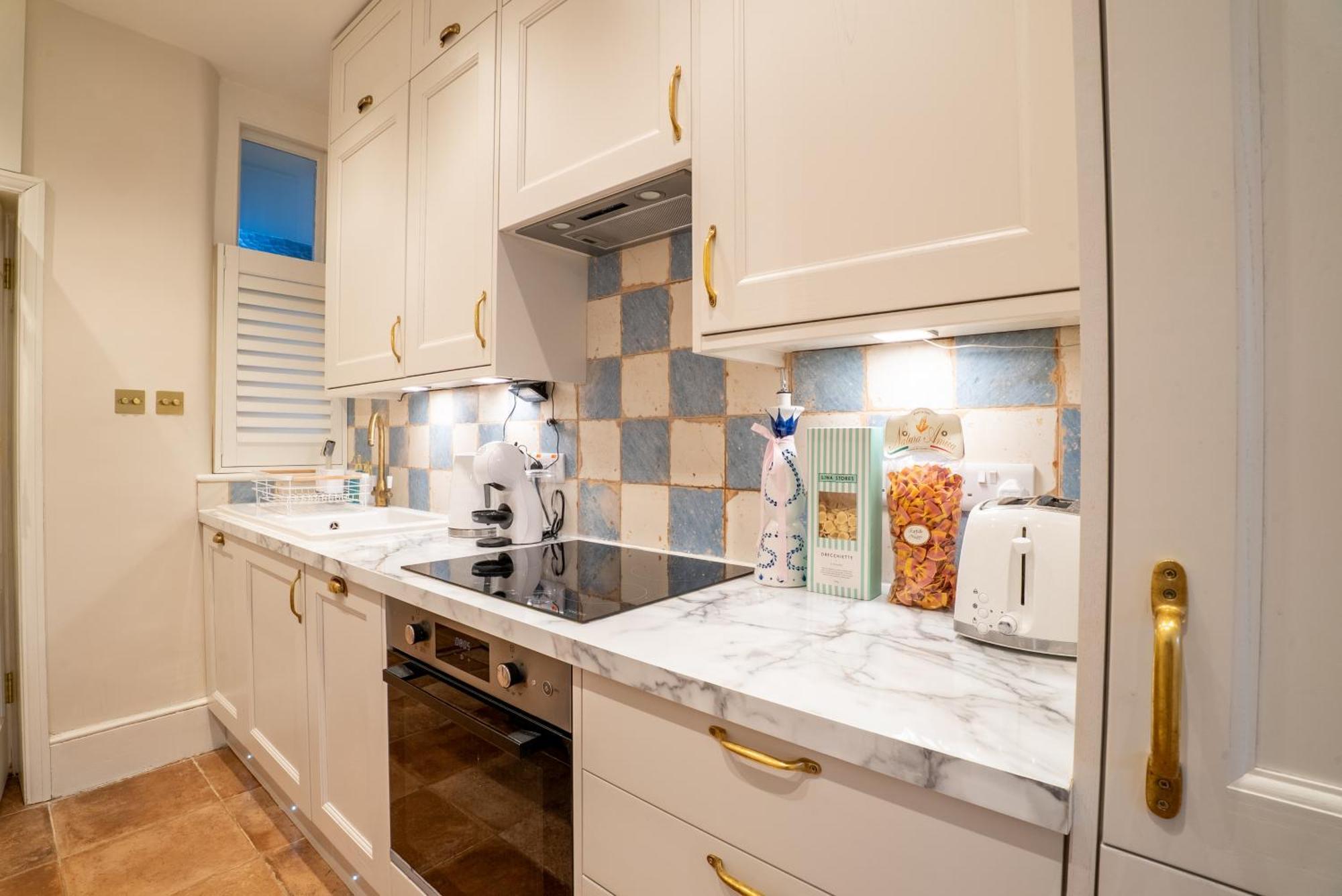 The Plush Putney - 2 Bed - 2 Bath - Ground Floor Apartment