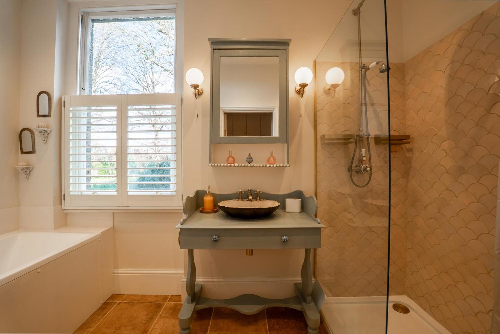 The Plush Putney - 2 Bed - 2 Bath - Ground Floor *
