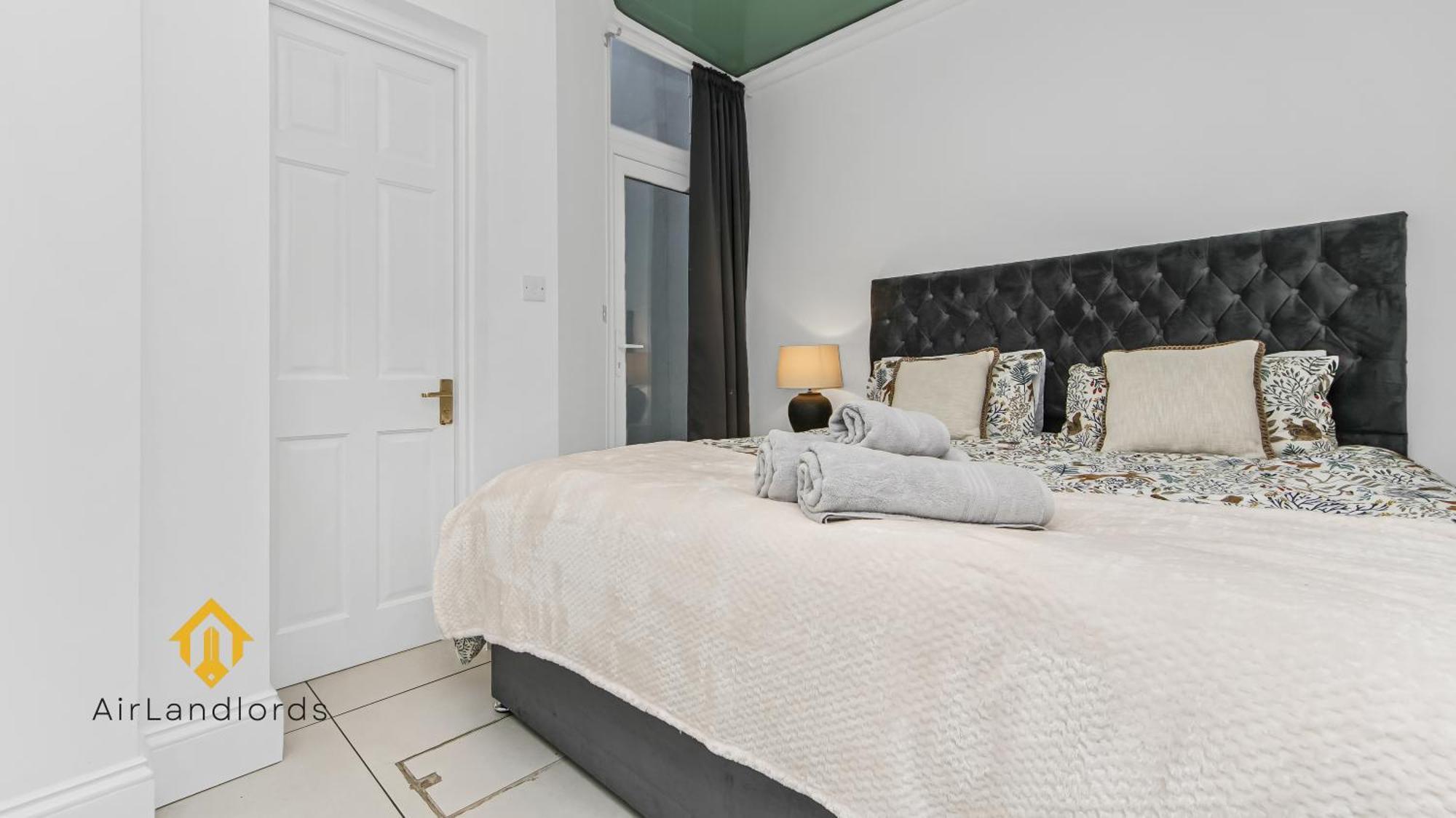 Exceptional 4 Bedroom House Paddington Station! Ferienhaus