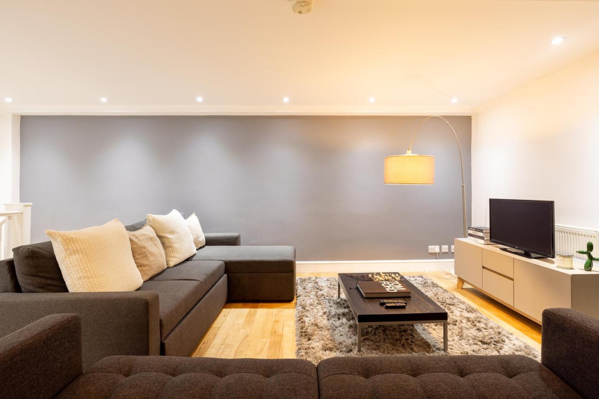 Charming Retreat In Apartment *