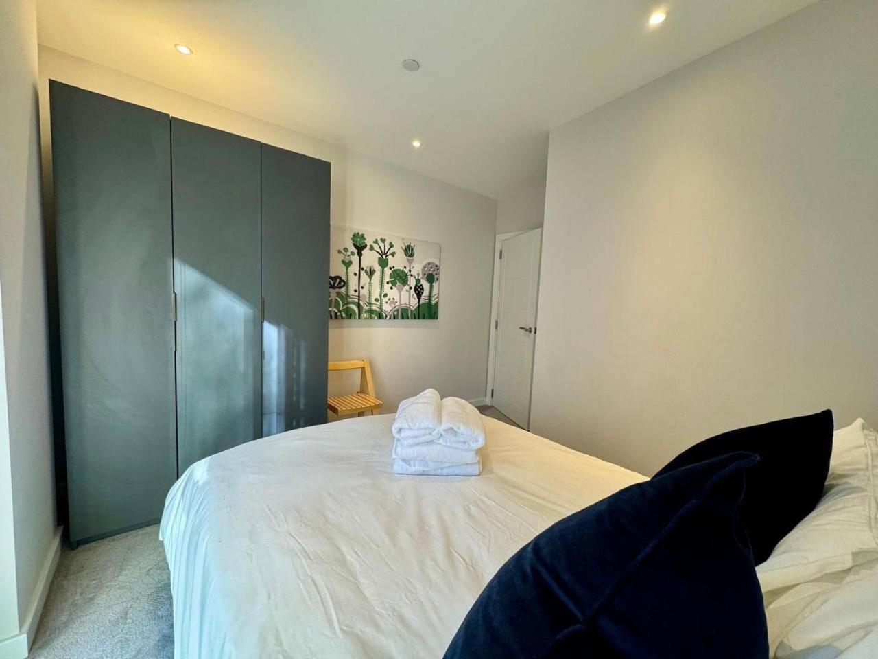 Modern 2 Bedroom Near Eye London
