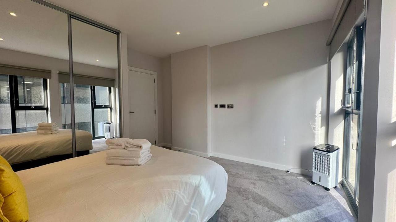 Modern 2 Bedroom Near Eye Apartment