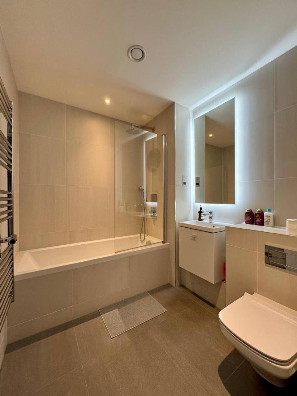 Apartment Modern 2 Bedroom Near Eye