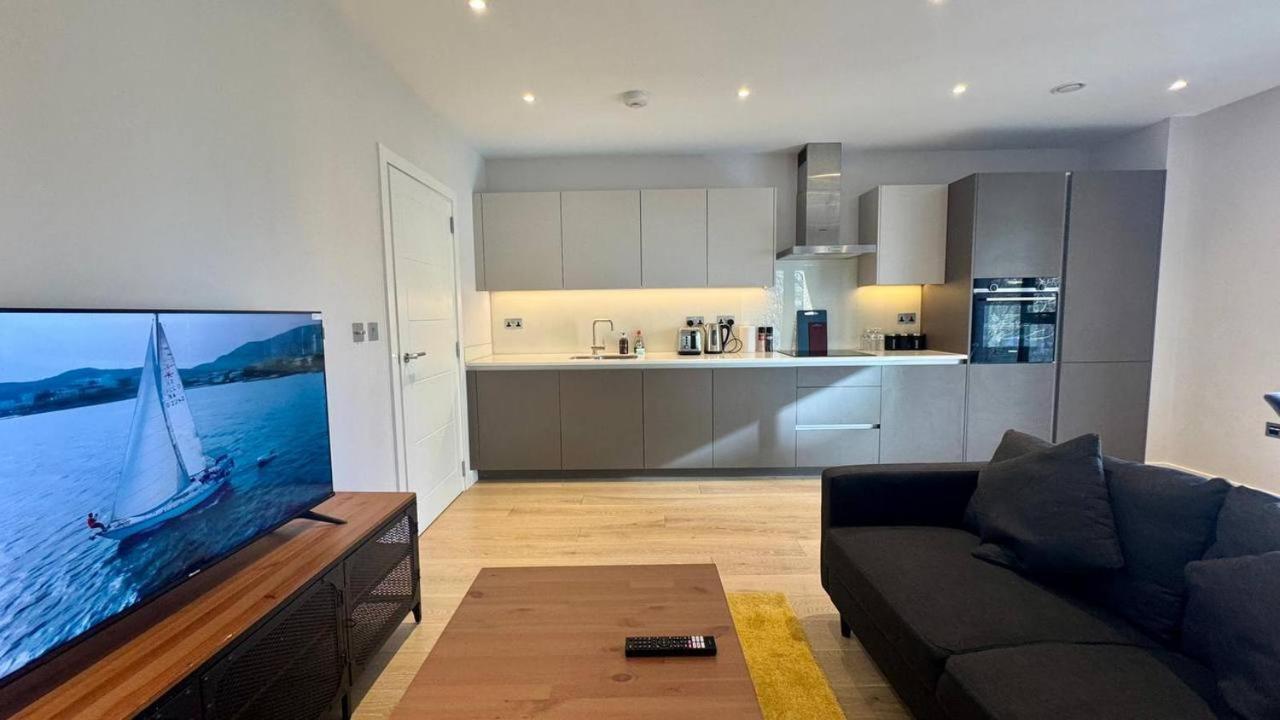 Modern 2 Bedroom Near Eye Apartment