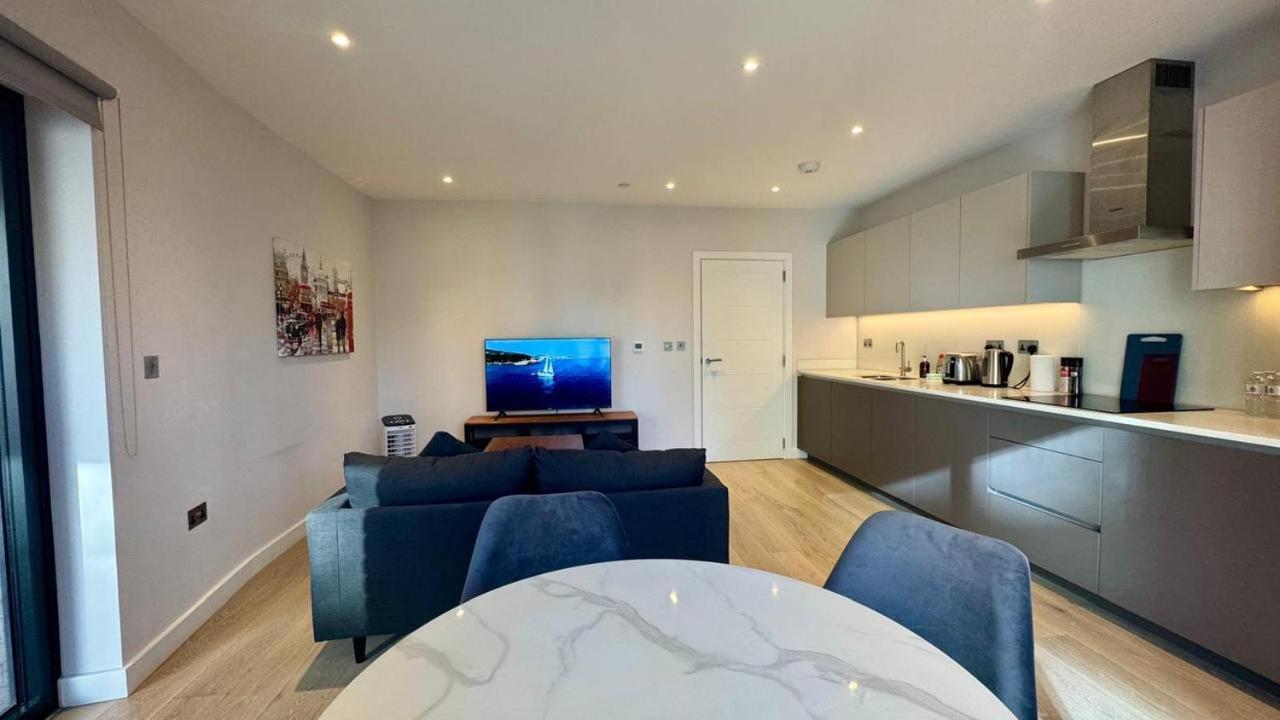 Apartment Modern 2 Bedroom Near Eye