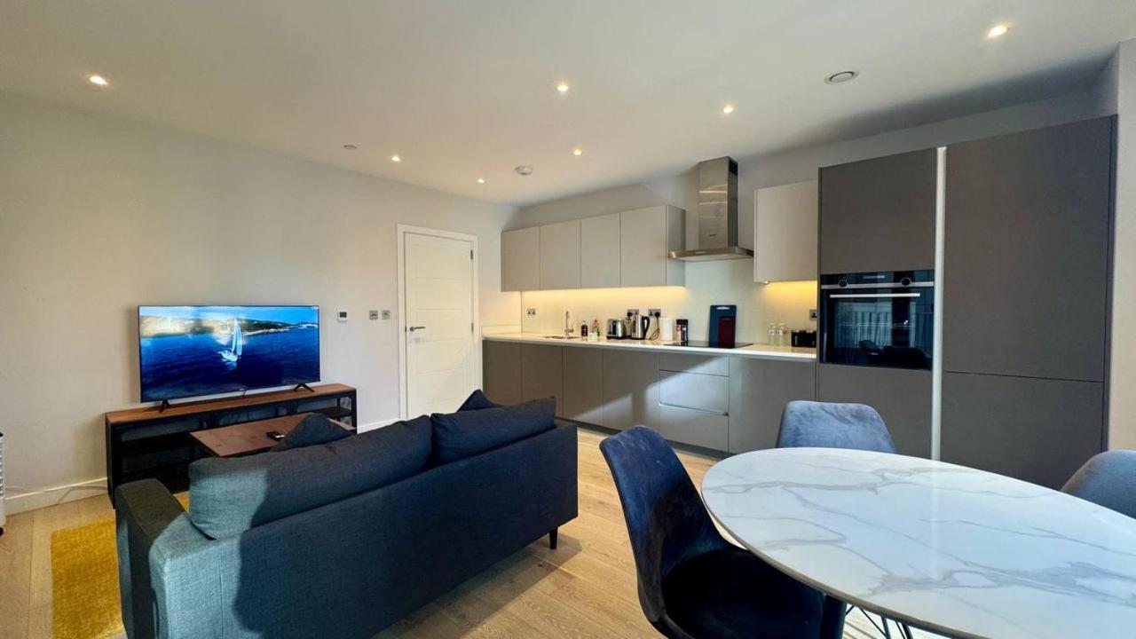 Apartment Modern 2 Bedroom Near Eye *