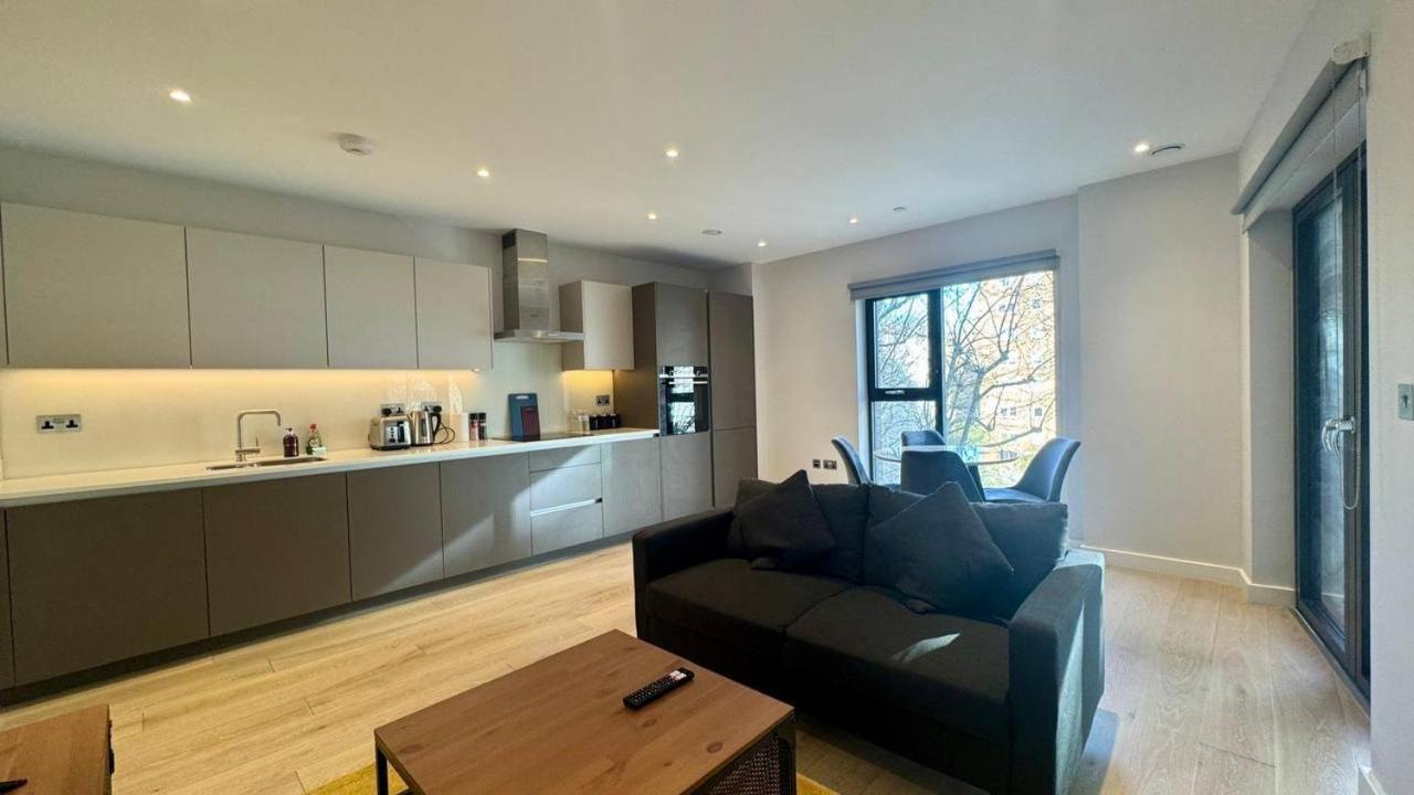 Modern 2 Bedroom Near Eye Apartment London