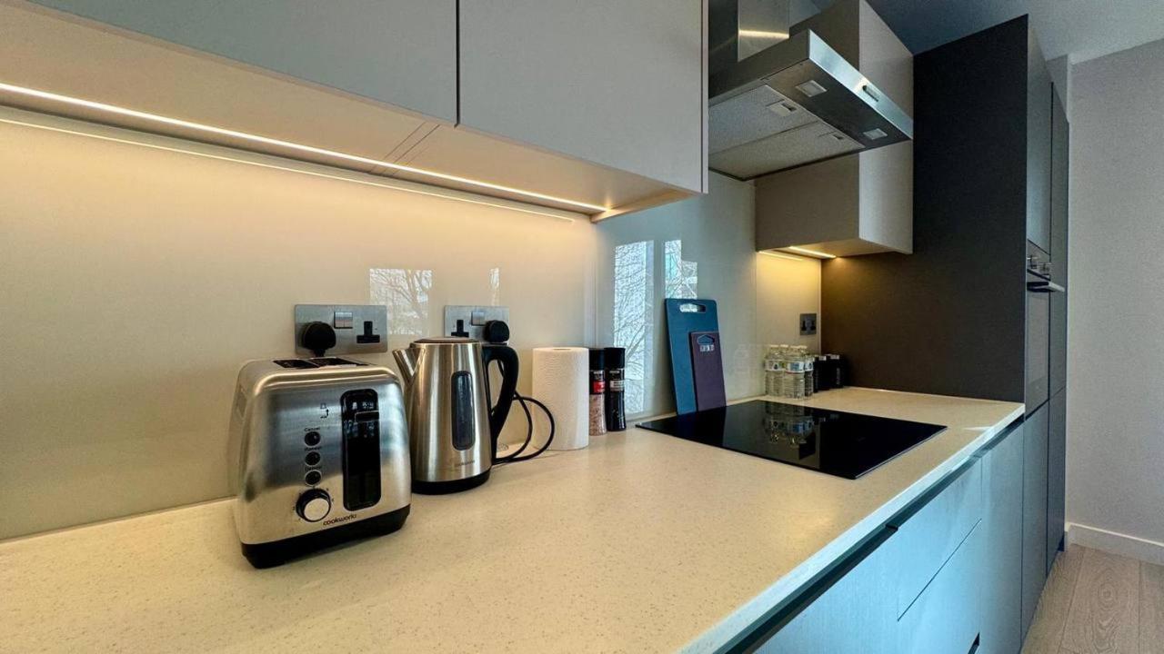Modern 2 Bedroom Near Eye Apartment *