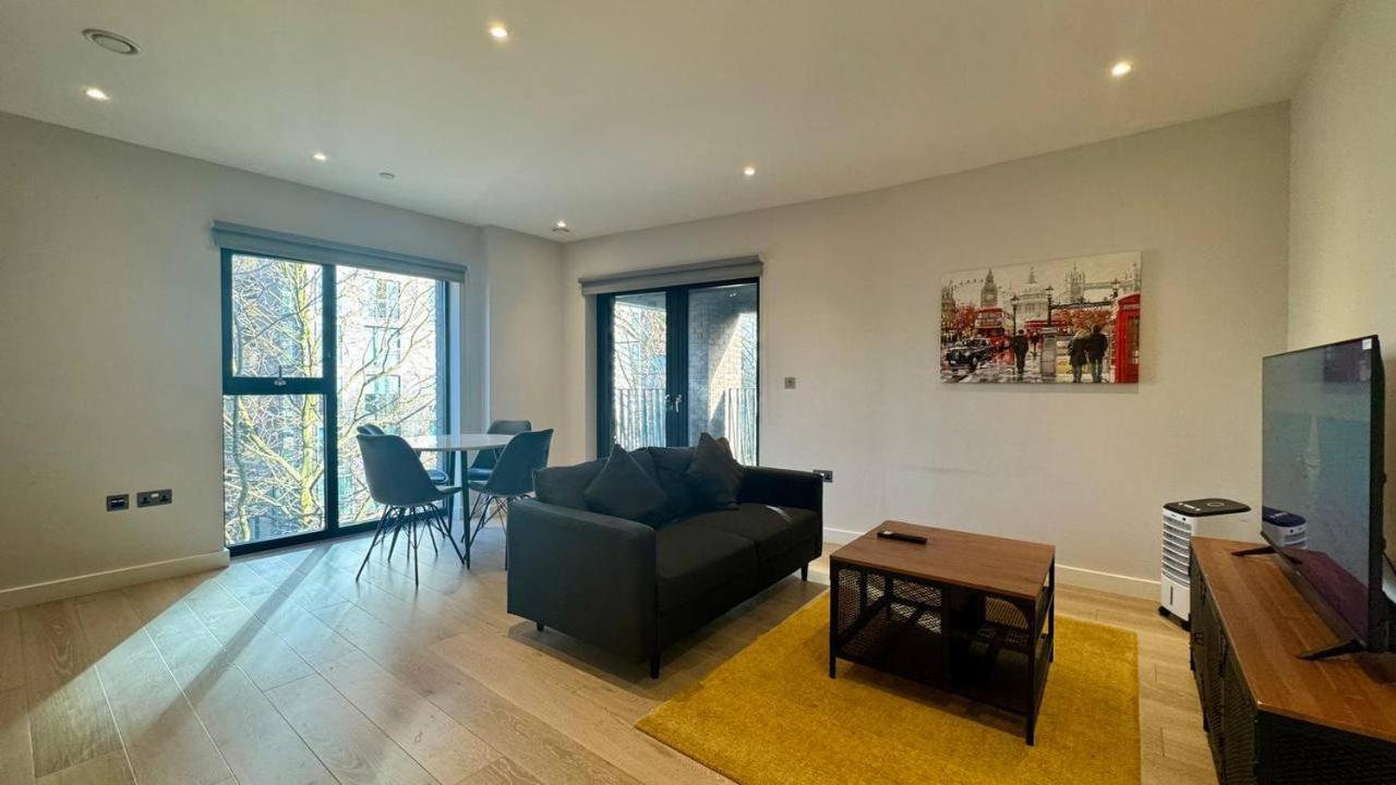 Modern 2 Bedroom Near Eye Apartment
