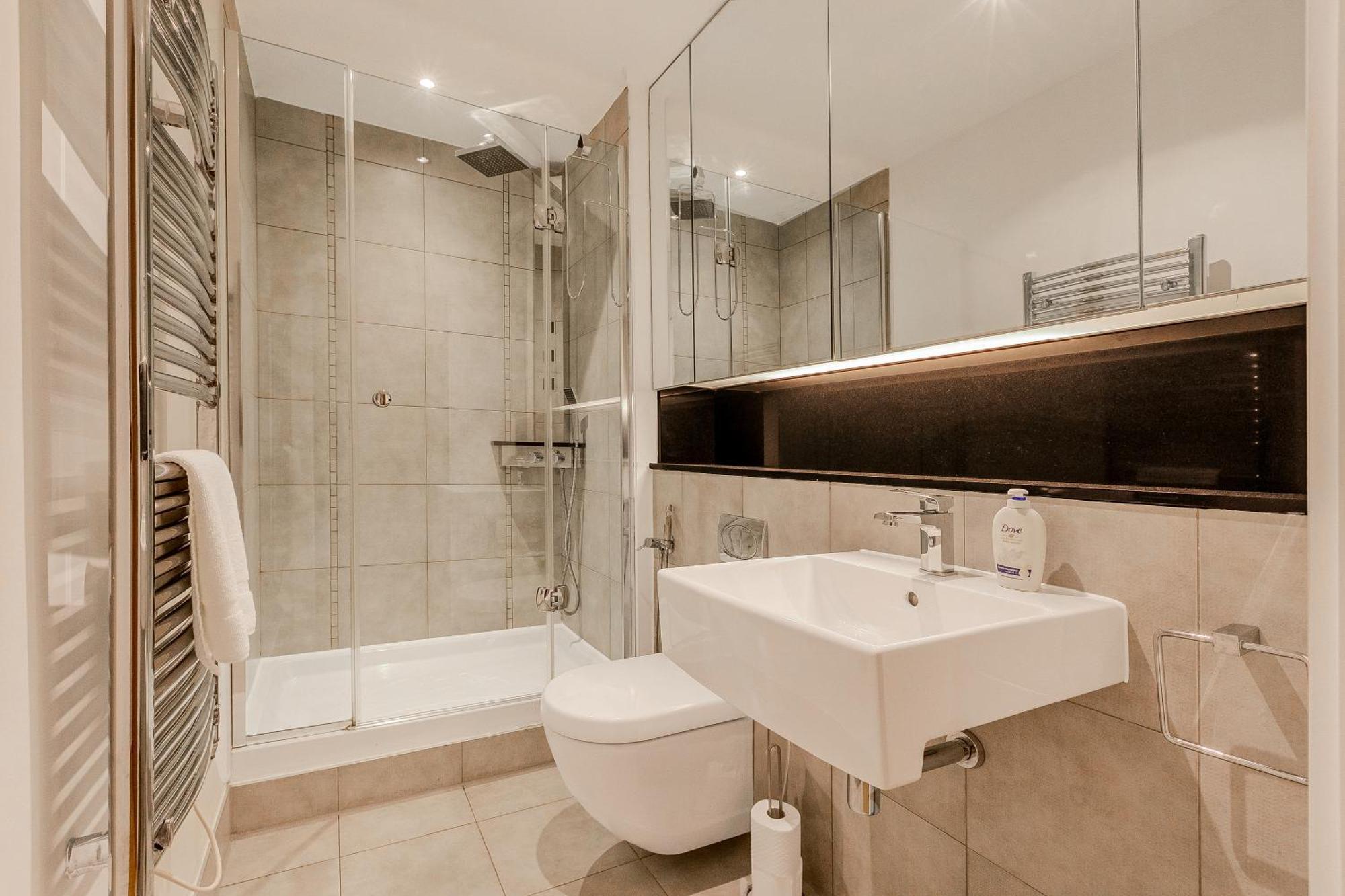 Upscale 3br W Balcony, 3min Railway Station * London