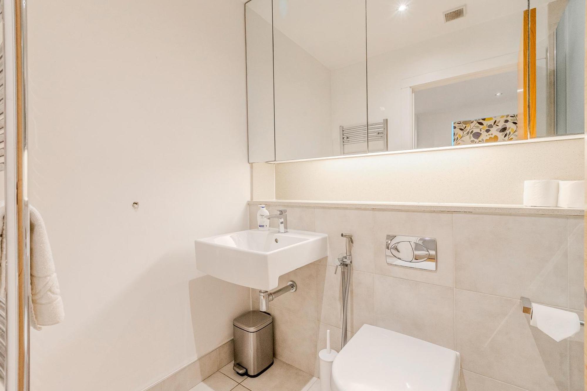 Upscale 3br W Balcony, 3min Railway Station Apartment
