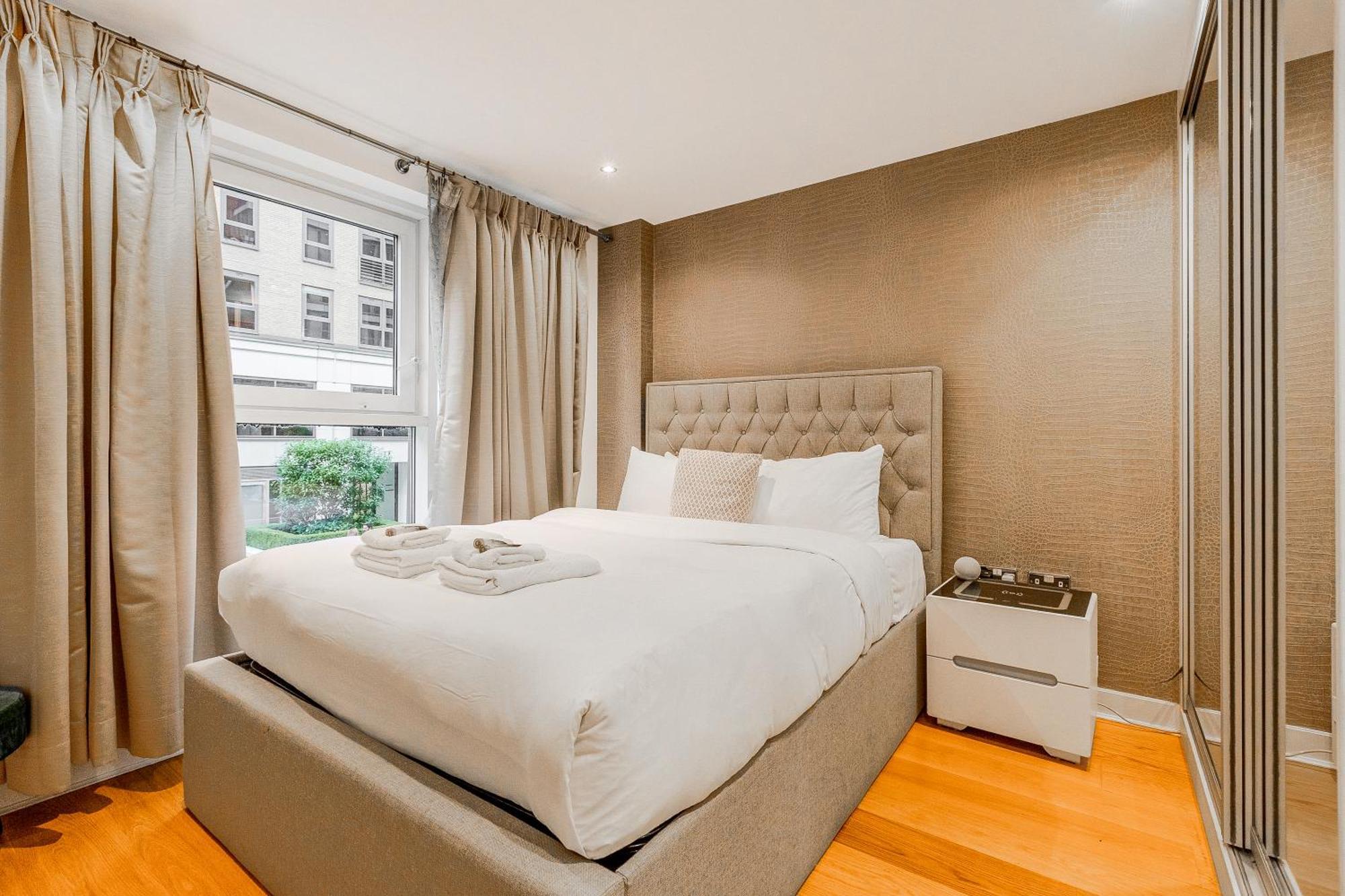Upscale 3br W Balcony, 3min Railway Station Apartment *