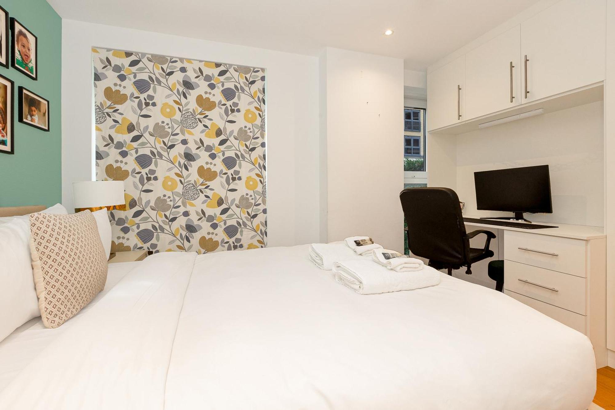 Apartment Upscale 3br W Balcony, 3min Railway Station London