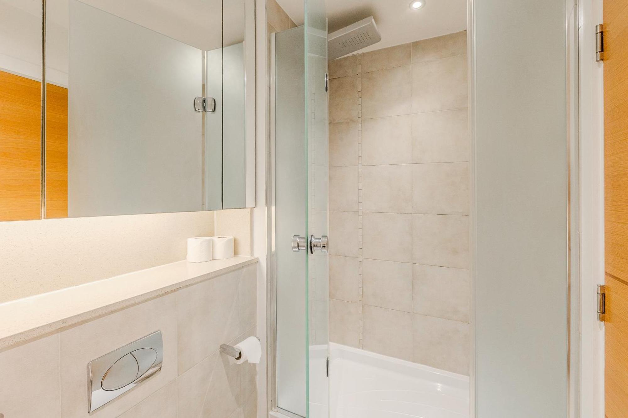 Upscale 3br W Balcony, 3min Railway Station * London