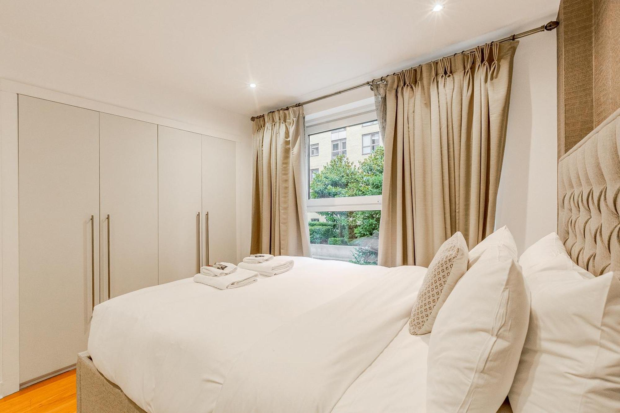 Upscale 3br W Balcony, 3min Railway Station