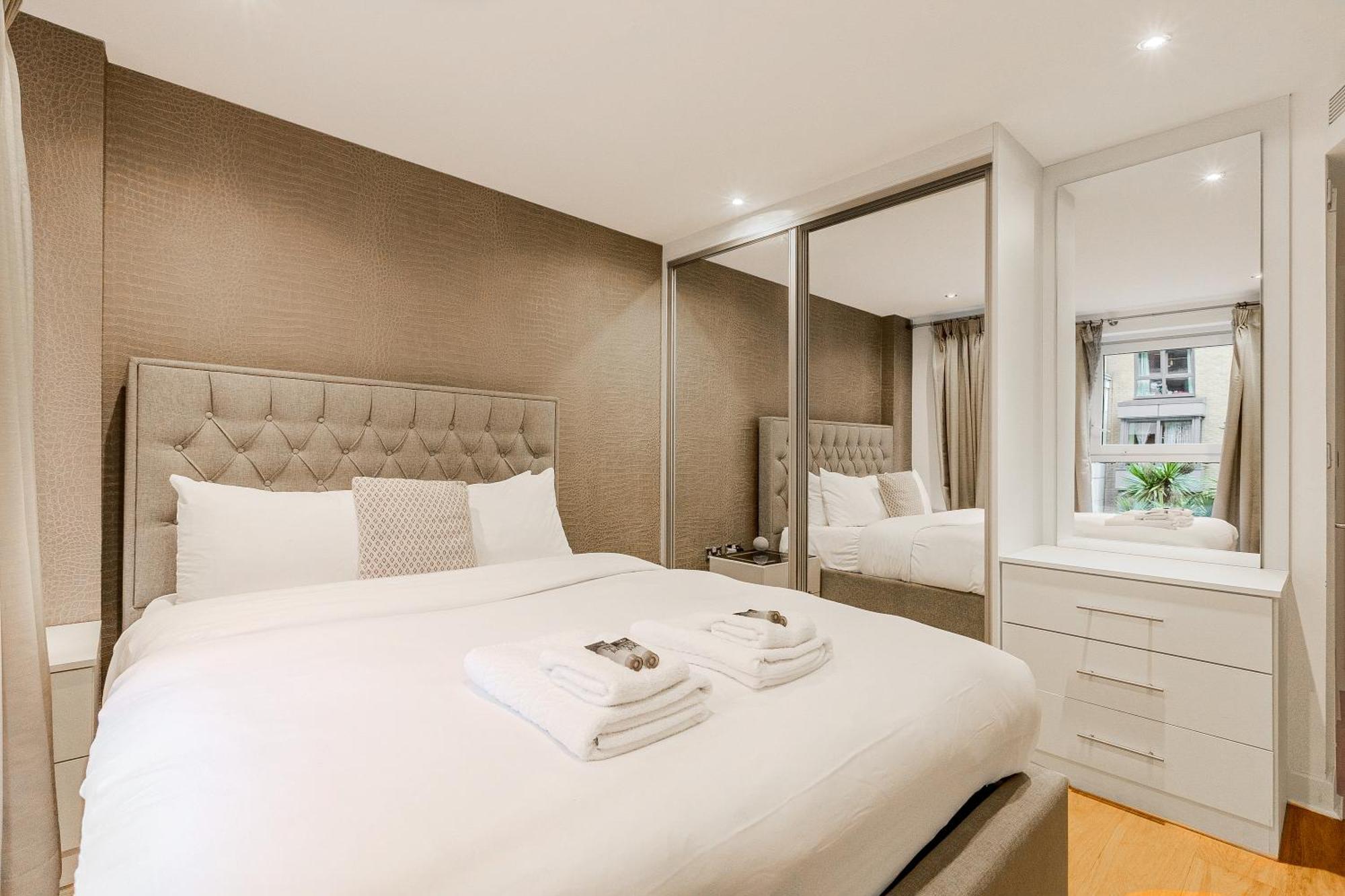 Upscale 3br W Balcony, 3min Railway Station Apartment