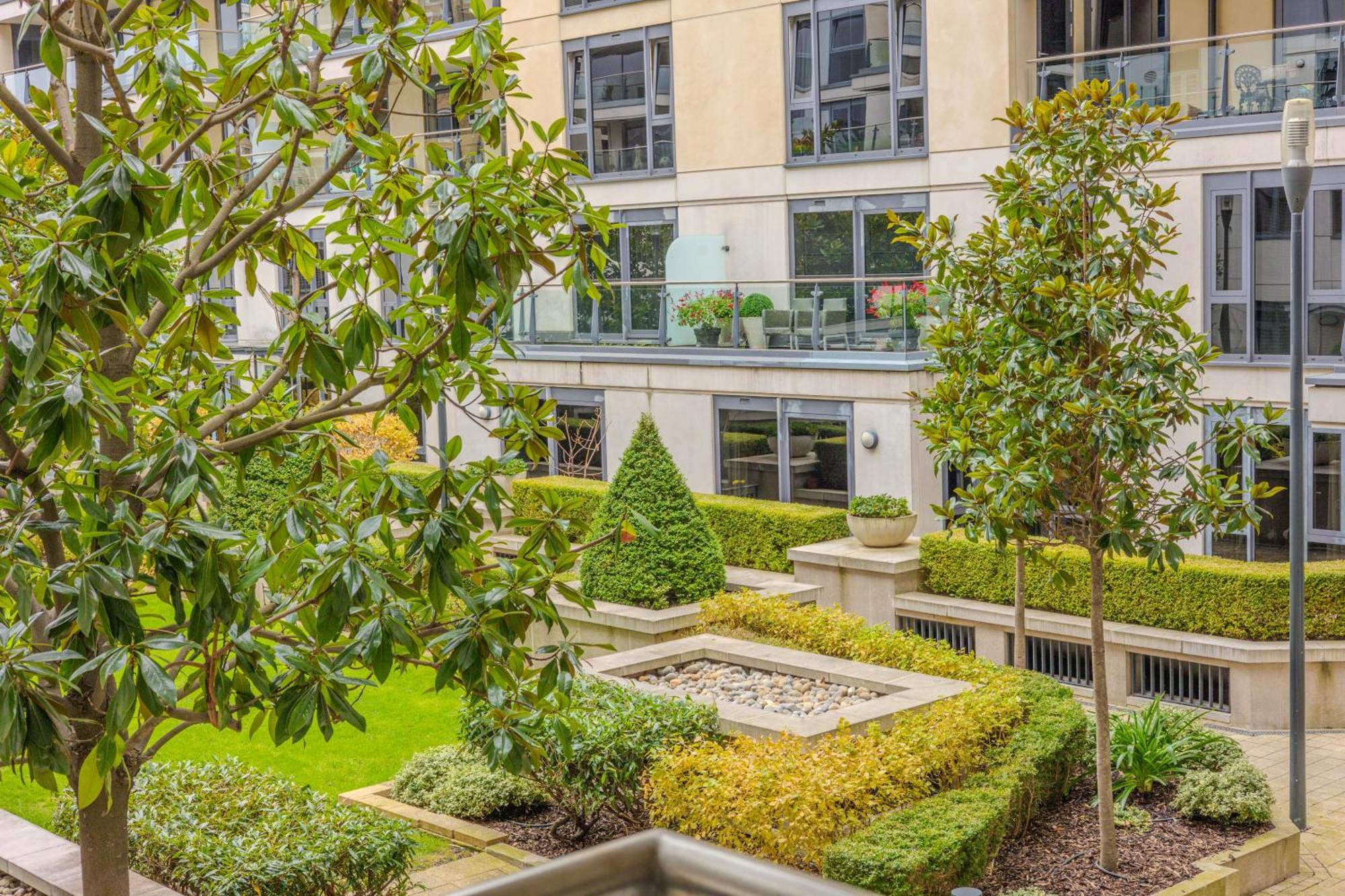 Upscale 3br W Balcony, 3min Railway Station Apartment London