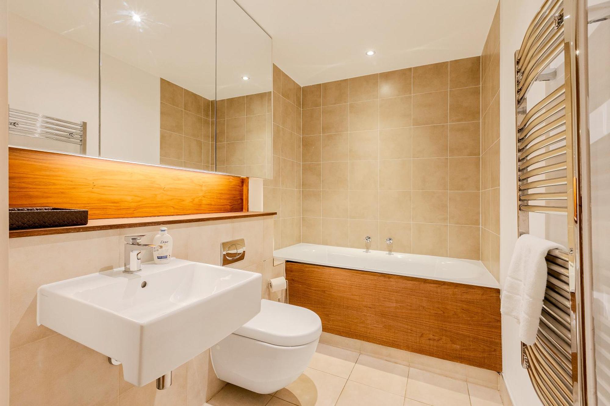 Upscale 3br W Balcony, 3min Railway Station * London