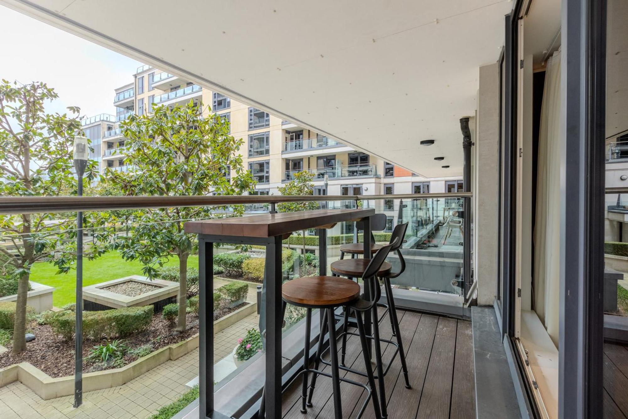 Apartment Upscale 3br W Balcony, 3min Railway Station *