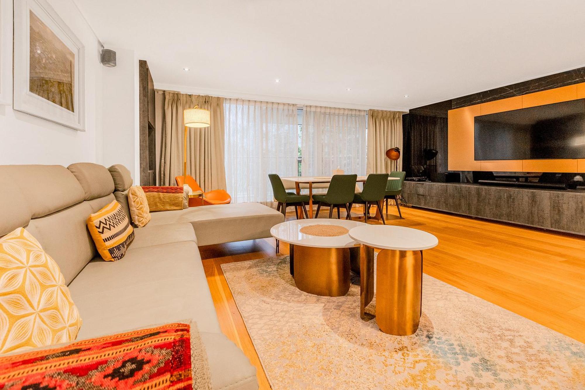Upscale 3br W Balcony, 3min Railway Station Apartment London