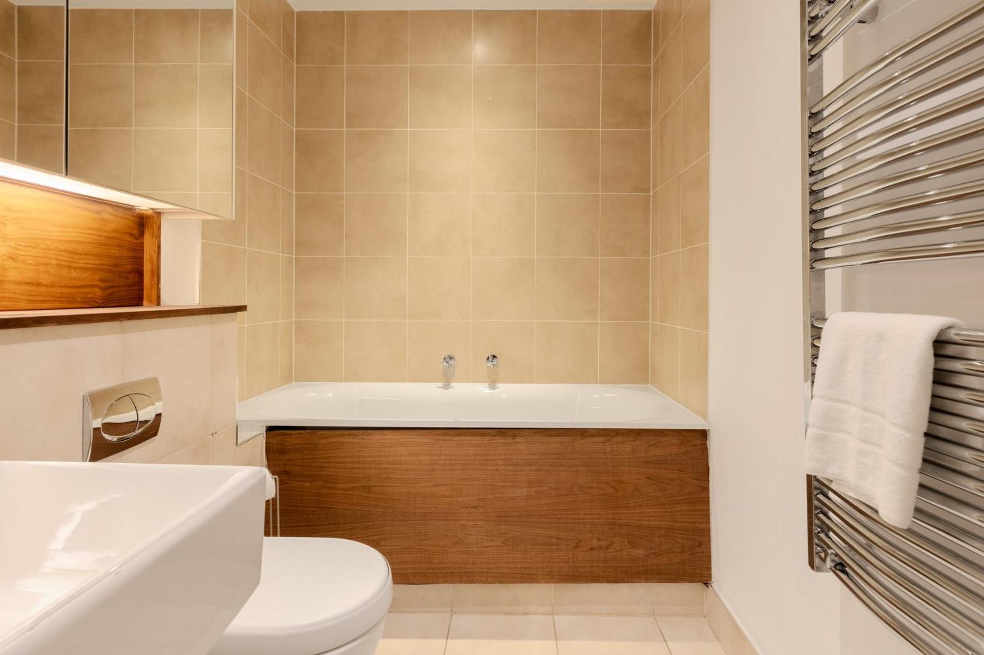 Upscale 3br W Balcony, 3min Railway Station Apartment
