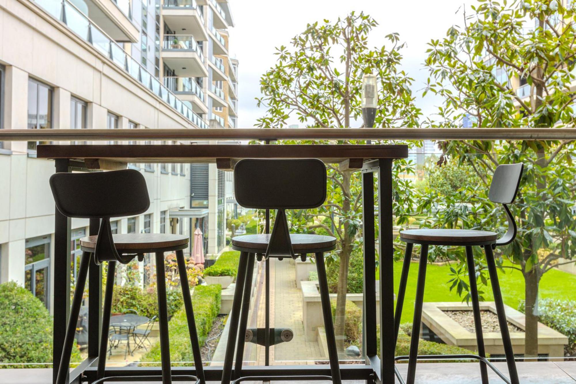 Upscale 3br W Balcony, 3min Railway Station Apartment *