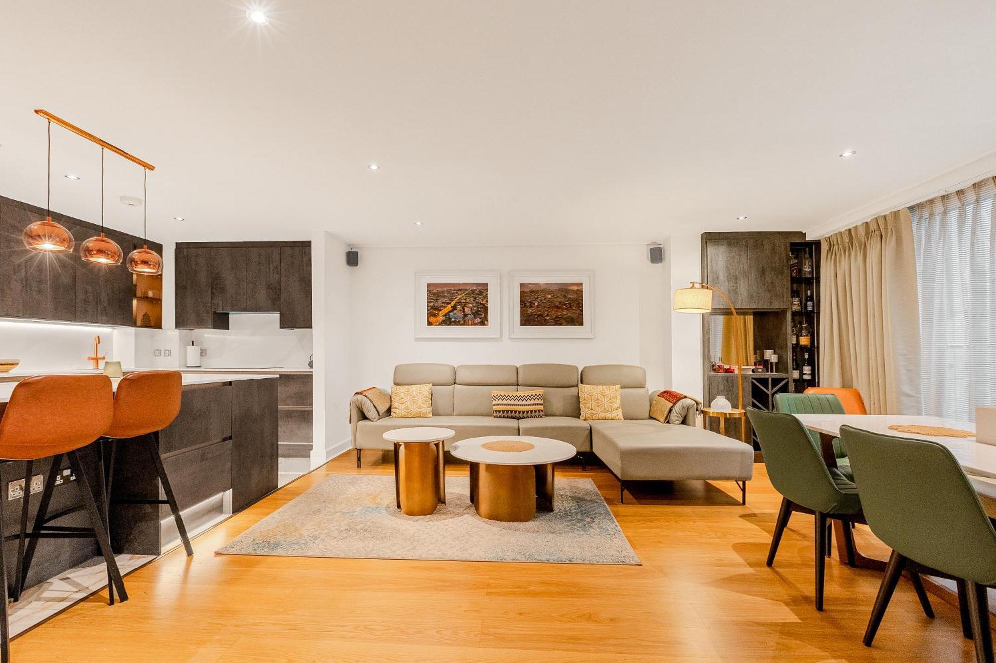 Upscale 3br W Balcony, 3min Railway Station Apartment *