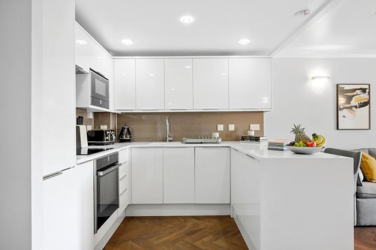 Modern Luxe 1 Bedroom With Location Apartment *