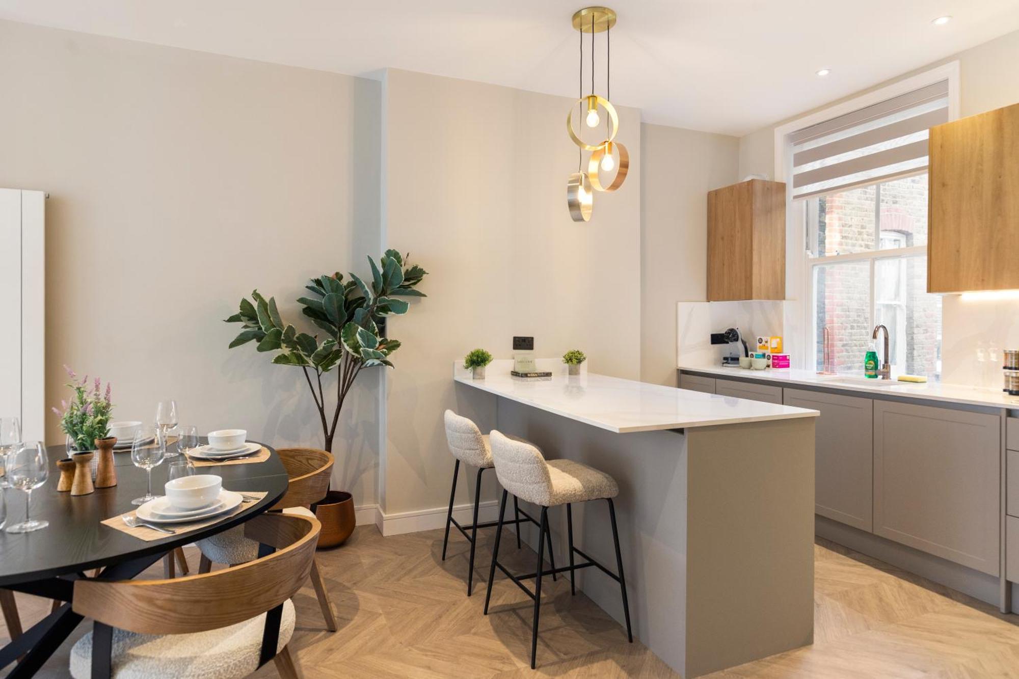 Luxury 3 Bedroom Flat 5 Min Walk To Maida Vale Tube Station London