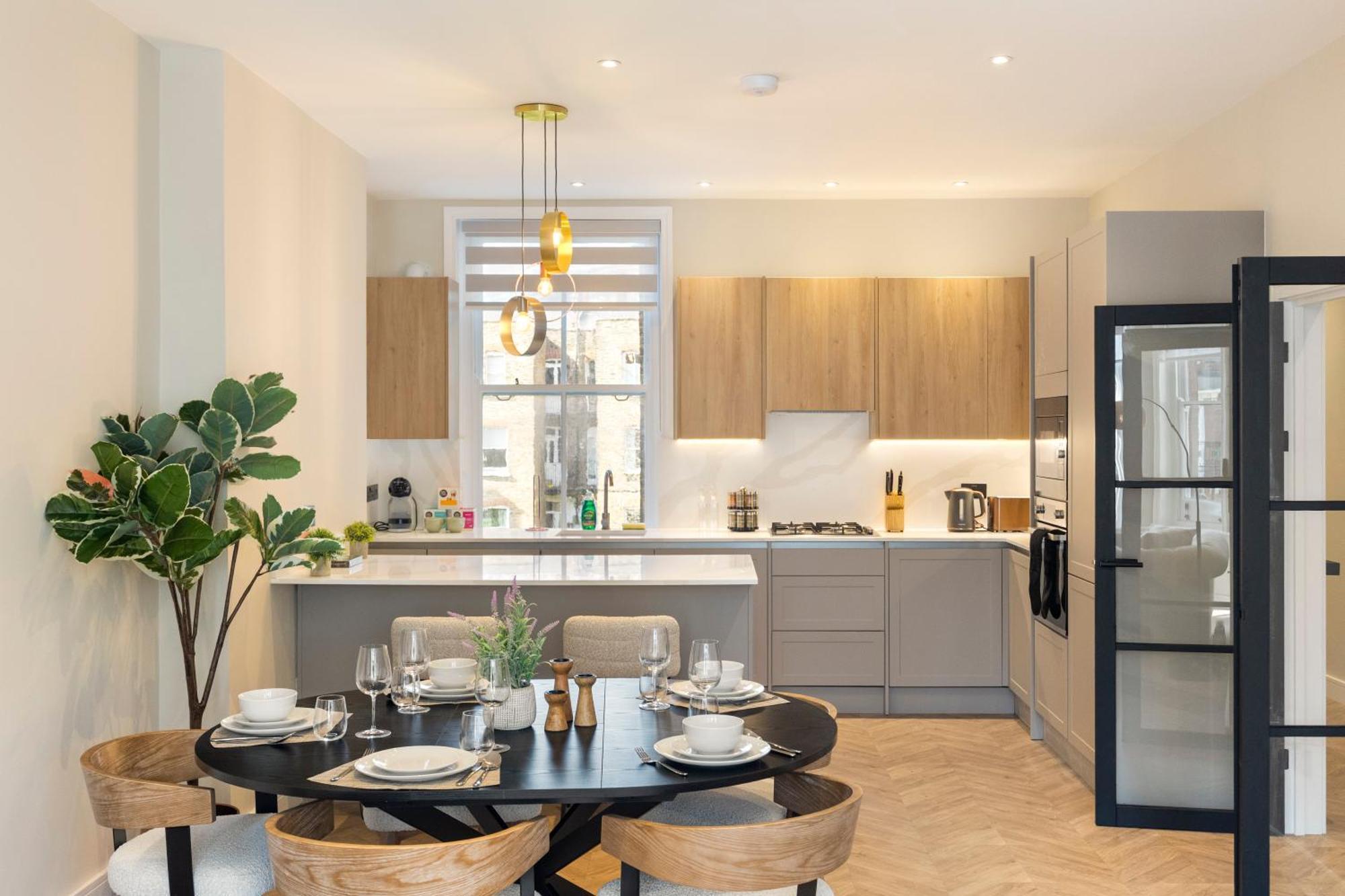Luxury 3 Bedroom Flat 5 Min Walk To Maida Vale Tube Station London