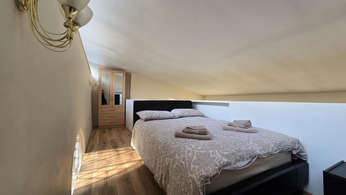 Timeless Hyde Park Maisonette, 3br, 2ba And Lounge Apartment