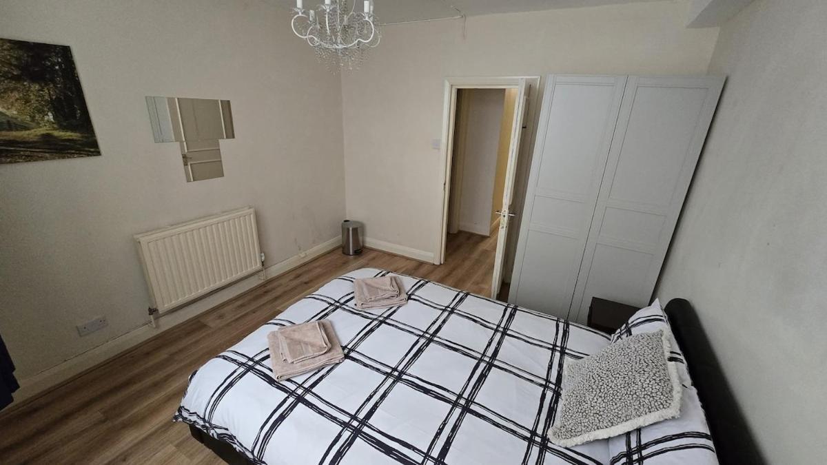 Timeless Hyde Park Maisonette, 3br, 2ba And Lounge Apartment