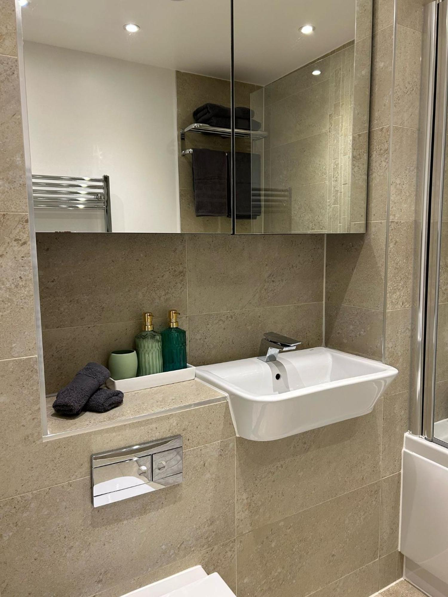 Modern 2-bedroom Flat Near Wembley - 9 Minutes From Park Royal Station Apartment *