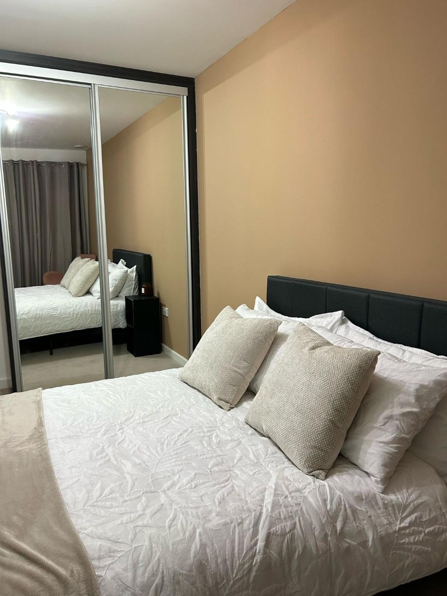 Apartment Modern 2-bedroom Flat Near Wembley - 9 Minutes From Park Royal Station