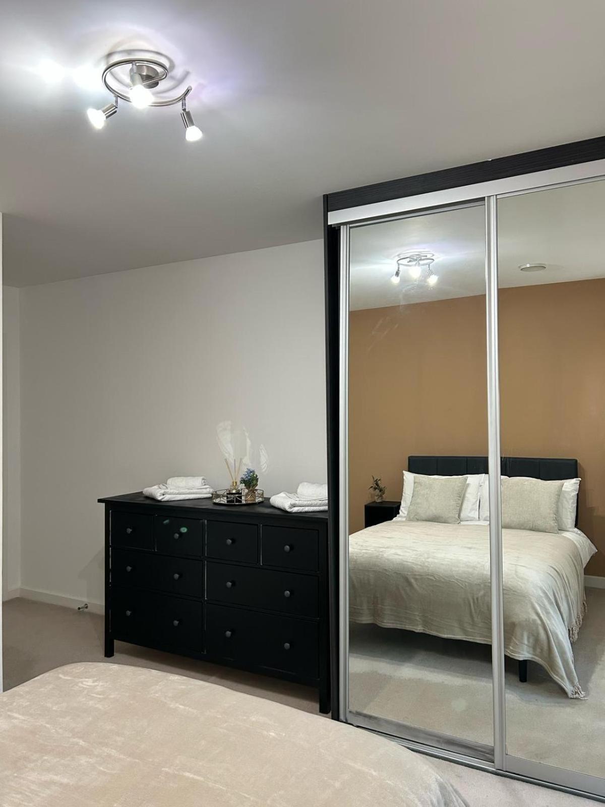 Apartment Modern 2-bedroom Flat Near Wembley - 9 Minutes From Park Royal Station