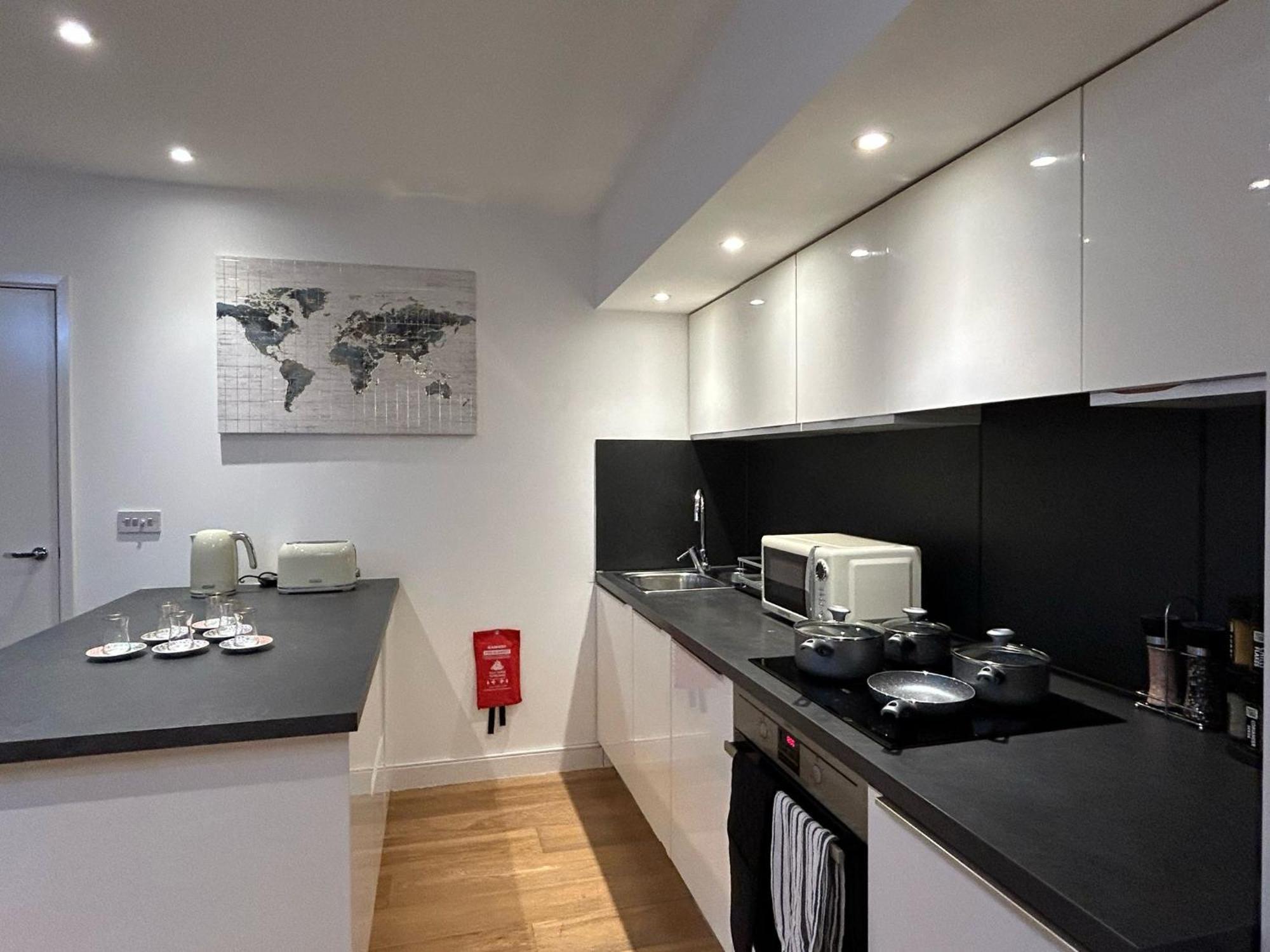 Modern 2-bedroom Flat Near Wembley - 9 Minutes From Park Royal Station Apartment London