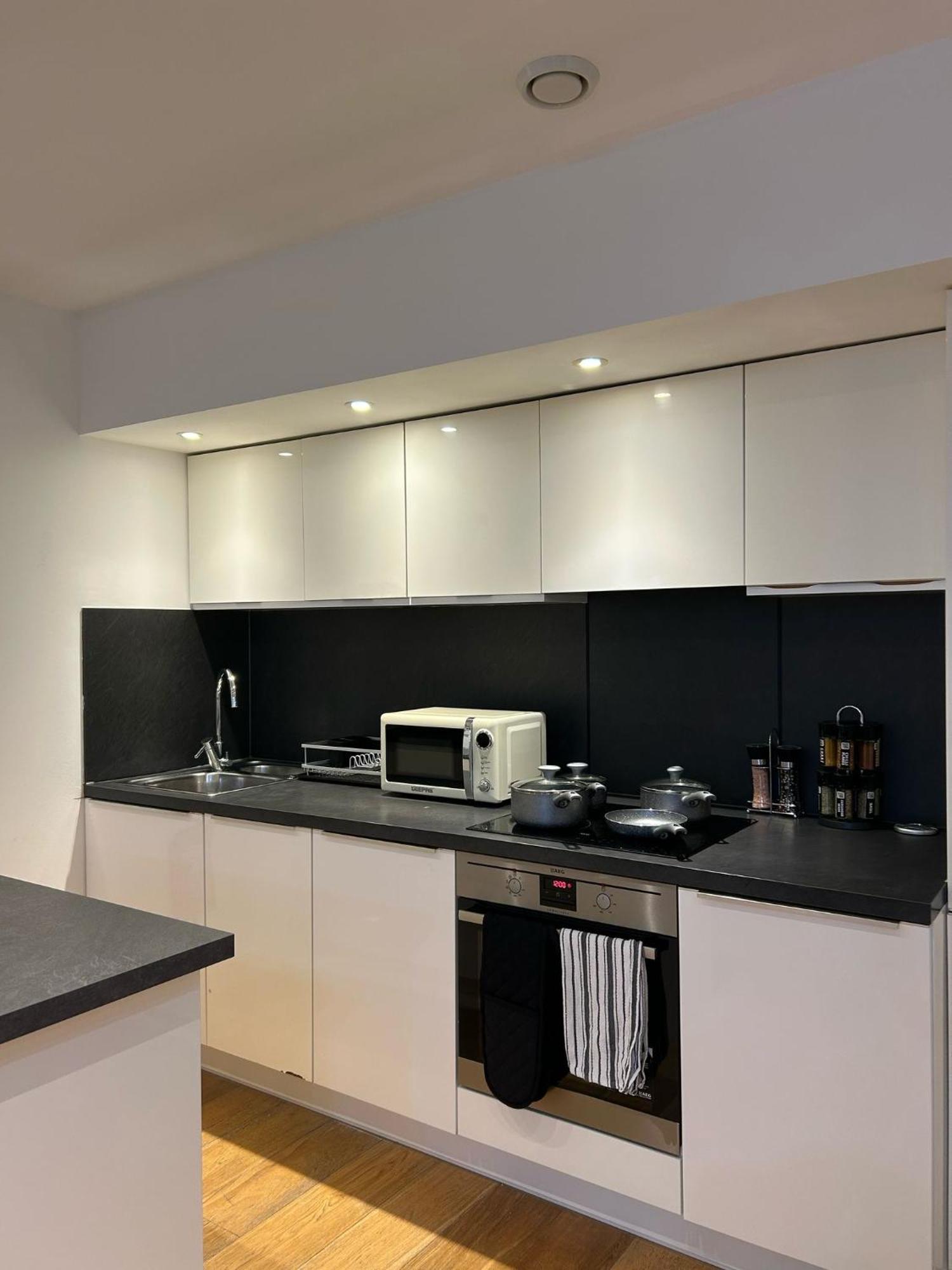Modern 2-bedroom Flat Near Wembley - 9 Minutes From Park Royal Station Apartment London
