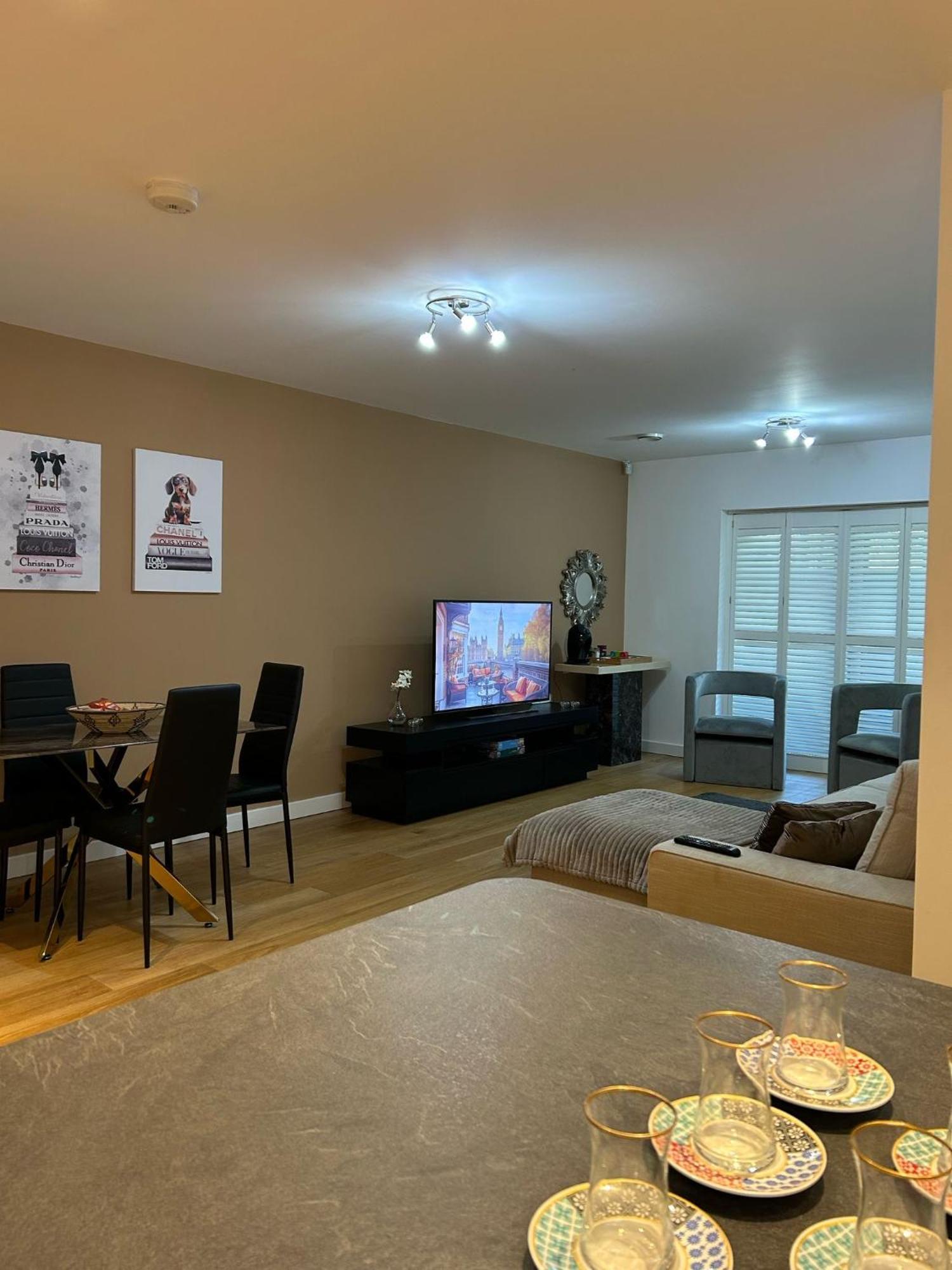 Apartment Modern 2-bedroom Flat Near Wembley - 9 Minutes From Park Royal Station