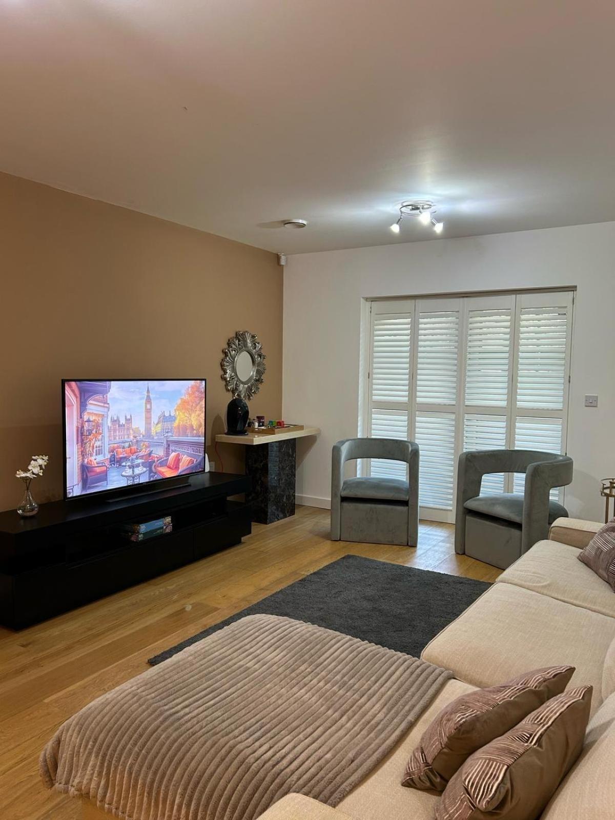 Modern 2-bedroom Flat Near Wembley - 9 Minutes From Park Royal Station Apartment *