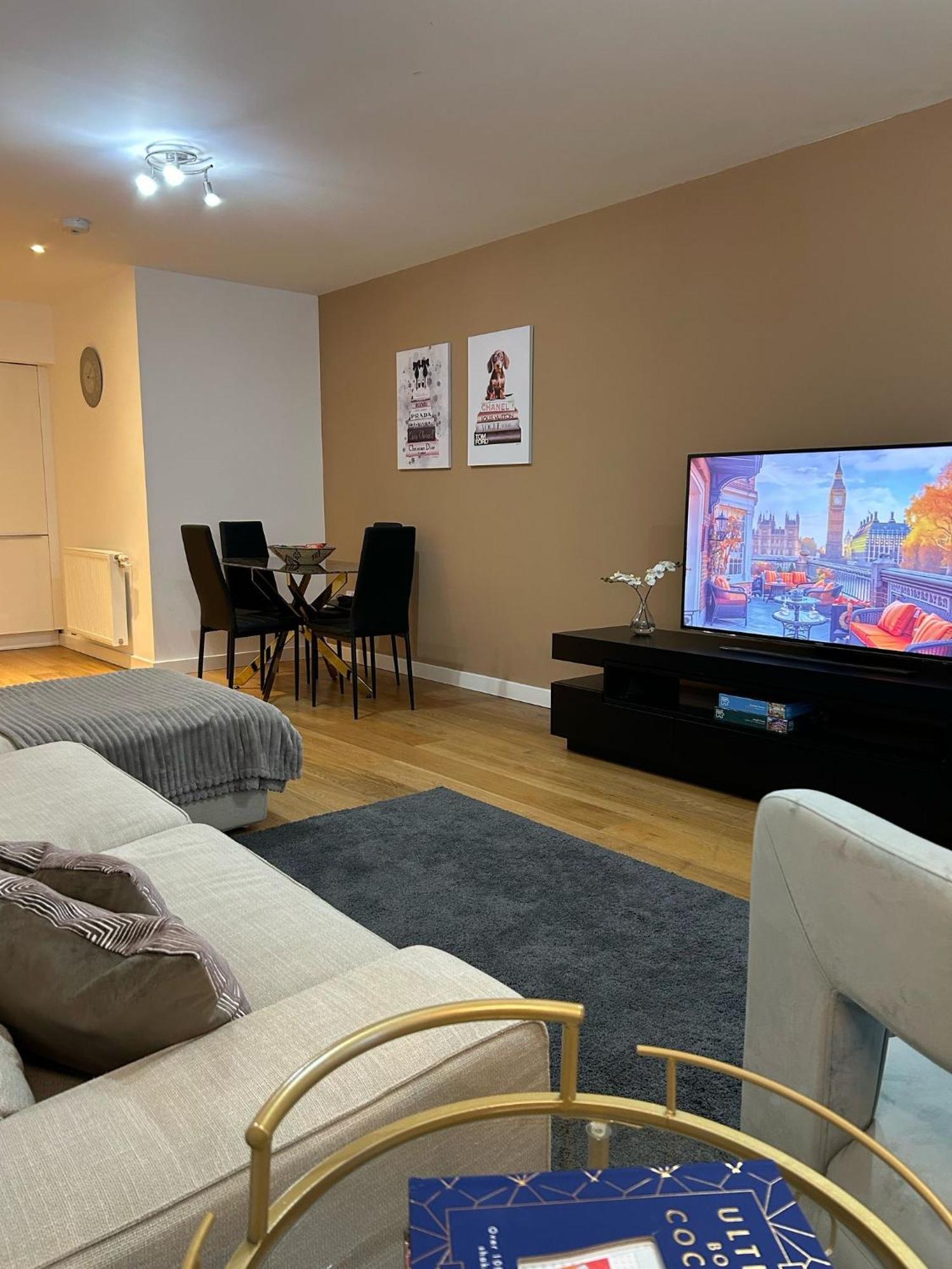 Apartment Modern 2-bedroom Flat Near Wembley - 9 Minutes From Park Royal Station *