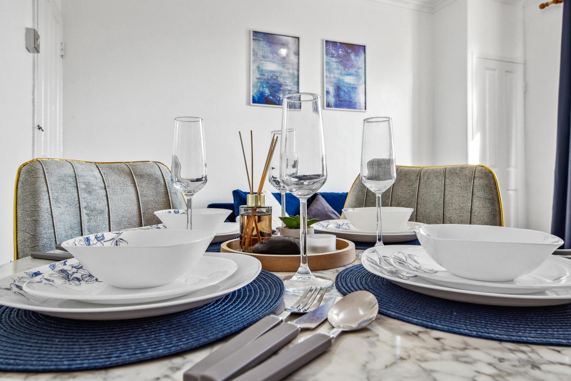 Modern 2 Bed Sleeps 7 Apartment *